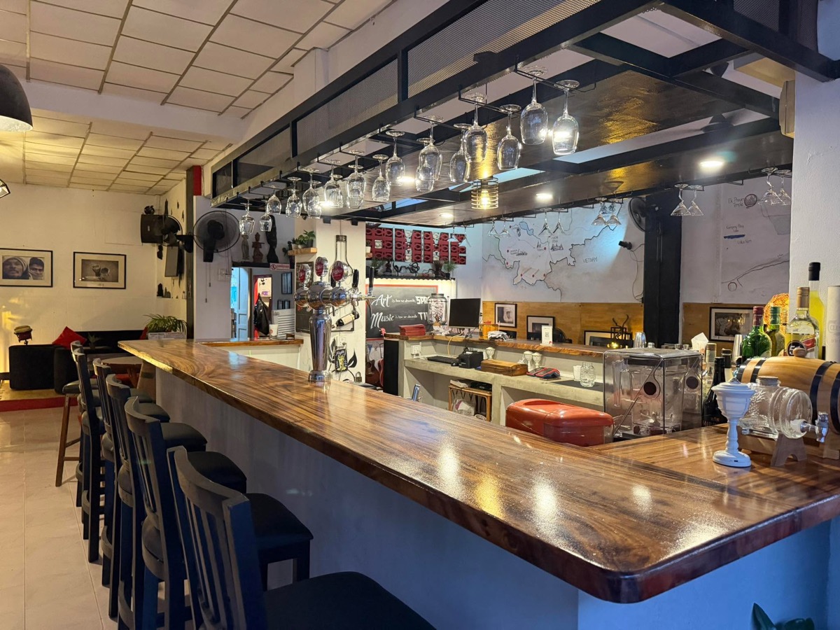 The long bar counter at Pomme Battambang